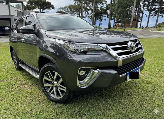 TOYOTA HILUX SW4 2.8 SRX 4X4 7 LUGARES 16V TURBO INTERCOOLER DIESEL 4P AUTOMÁTICO